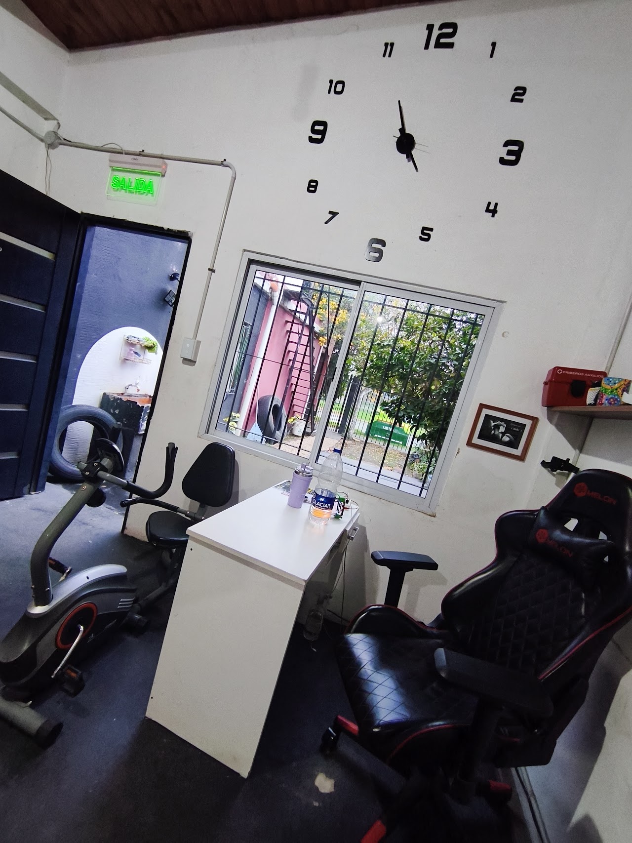 Rincón de atención y seguimiento en Motivate Gym, con escritorio y bicicleta fija